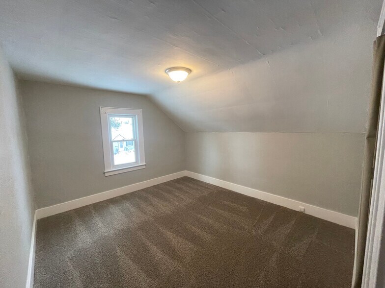 Building Photo - 104 Lynhurst Ave