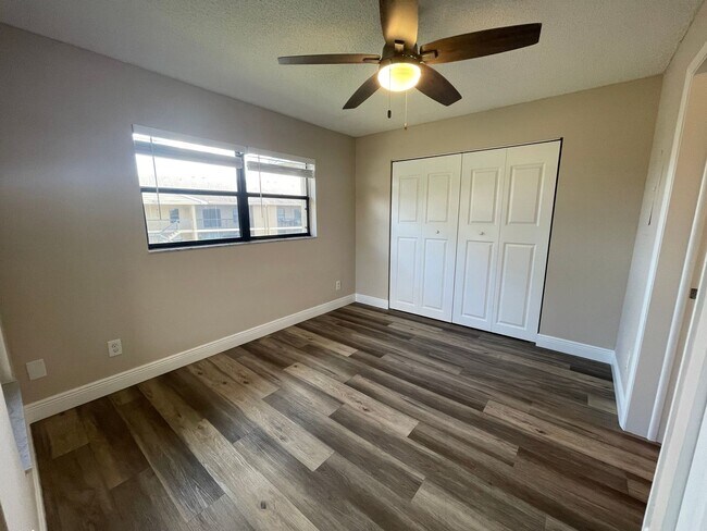 Building Photo - 5325 Summerlin Rd