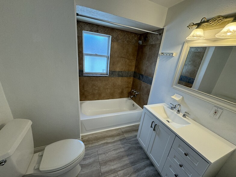 Building Photo - 212 W North Bay St