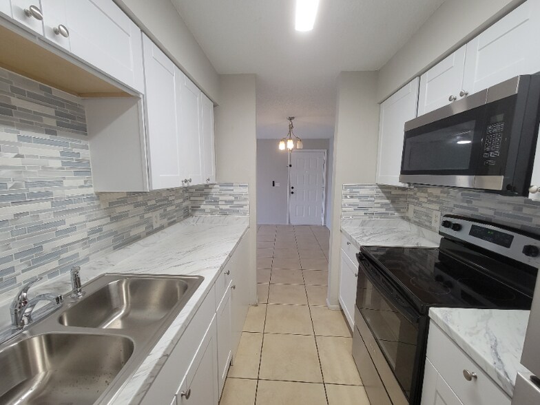 Building Photo - 5303 Summerlin Rd