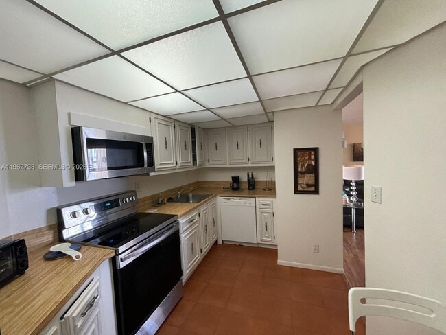 Building Photo - 800 Parkview Dr