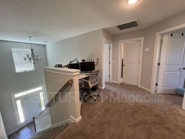 Building Photo - 560 Hampton Dr