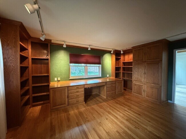 Building Photo - Available now-  4 Bedroom house in O'Fallon
