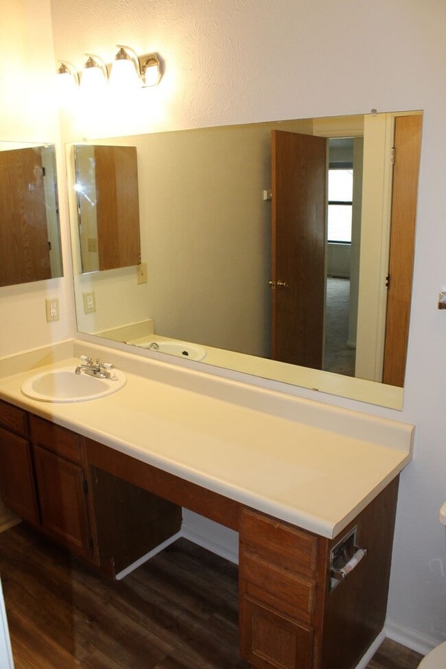 Building Photo - Wonderful 2 Bed Condo in Great Location