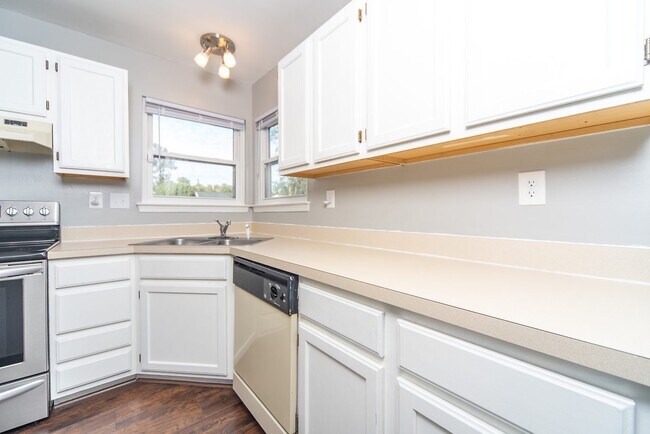 Building Photo - Beautiful 3 bed/ 2.5 bath home in Deep Creek