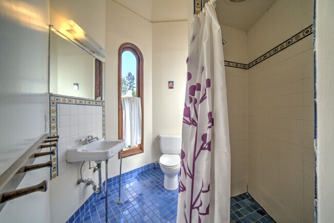 Building Photo - 2225 Blake St