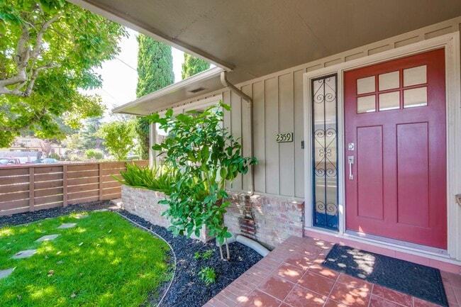 Building Photo - Beautifully remodeled 2 bed, 2 bath home.
