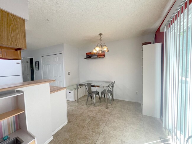 Building Photo - Charming 2 bedroom townhome with cute back...