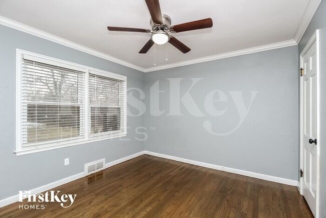 Building Photo - 705 NE Shady Ln Dr