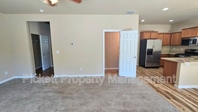 Building Photo - 102 Goldenrod St