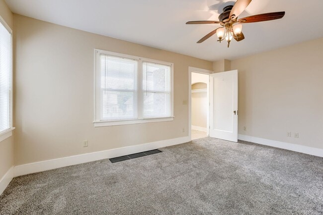 Building Photo - Spacious 3 Bedroom Duplex in the Heart of Midtown Featuring Detached Garage!!