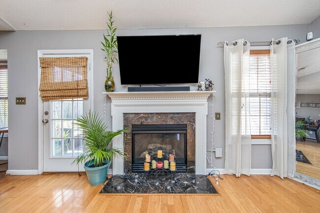 Building Photo - Good size home East of Raeford