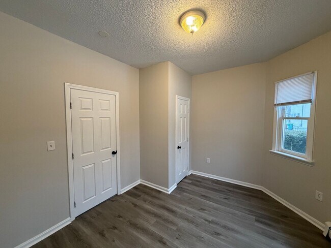 Building Photo - 137 Midland St