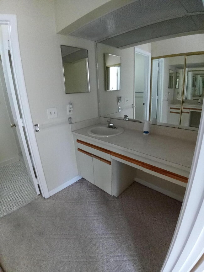 Building Photo - 1237 Country Club Dr