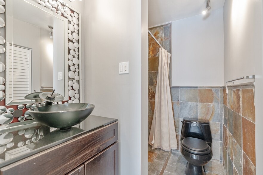 Building Photo - 639 Bay St