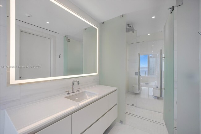 Building Photo - 300 Biscayne Blvd Way