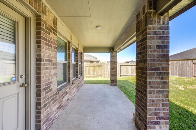 Building Photo - 9011 Hemlock Dr