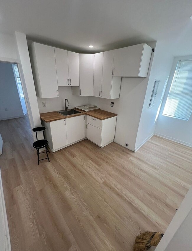 Building Photo - All Utilities INCLUDED - 6 Rooms for Rent - $450/mo -$800/mo