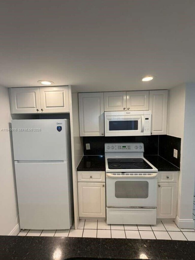 Building Photo - 8160 Geneva Ct