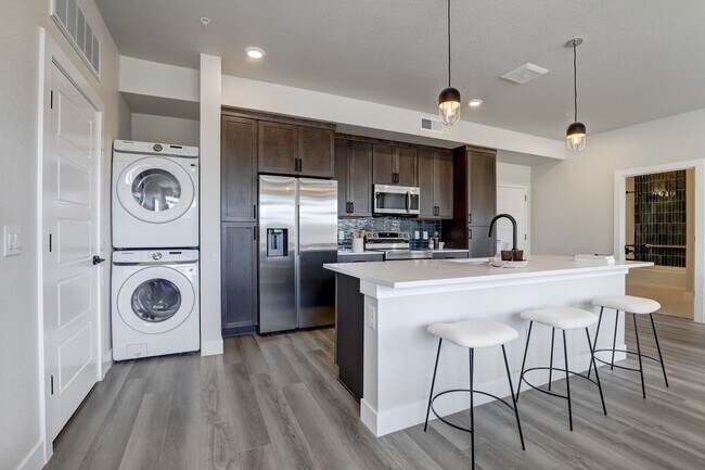 Building Photo - Modern 2 bedroom 2 bathrooms available in ...