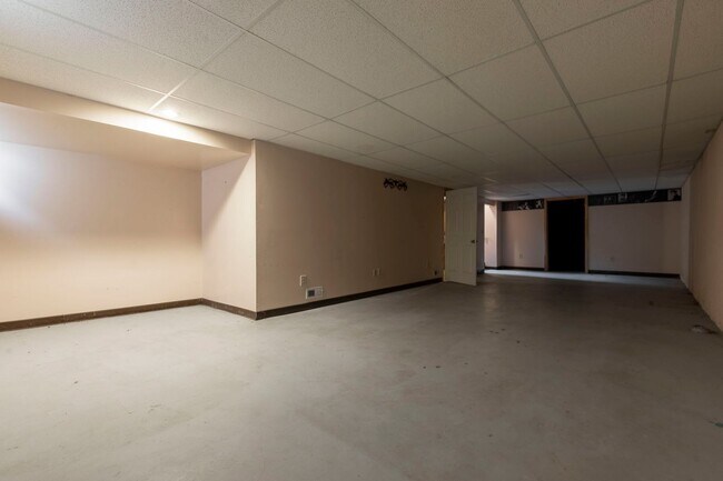 Building Photo - 6715 Six Mile Ln
