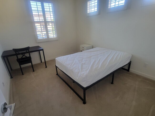 Bedroom 2 with full size bed, desk and chair - 63 Finch