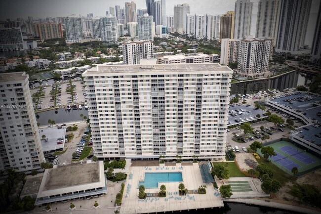 Building Photo - 300 Bayview Dr