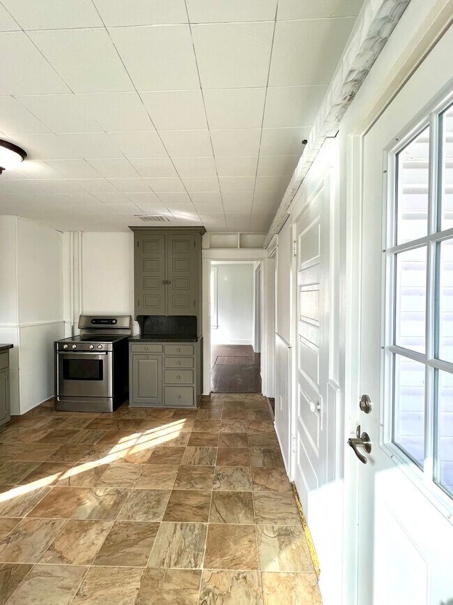 Building Photo - Spacious 3BR Home with Large Yard, Private Driveway & Storage