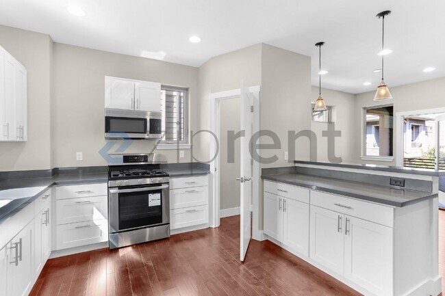 Building Photo - Unit B