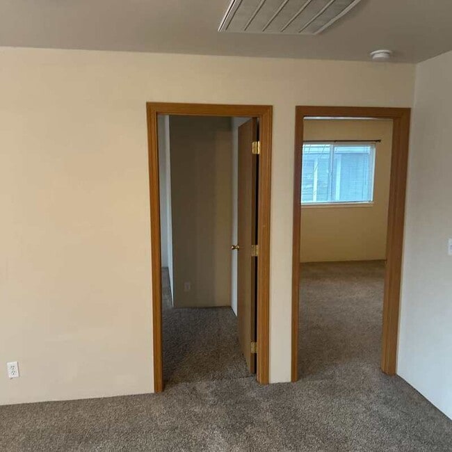 Building Photo - 228 SW Westholm Ave