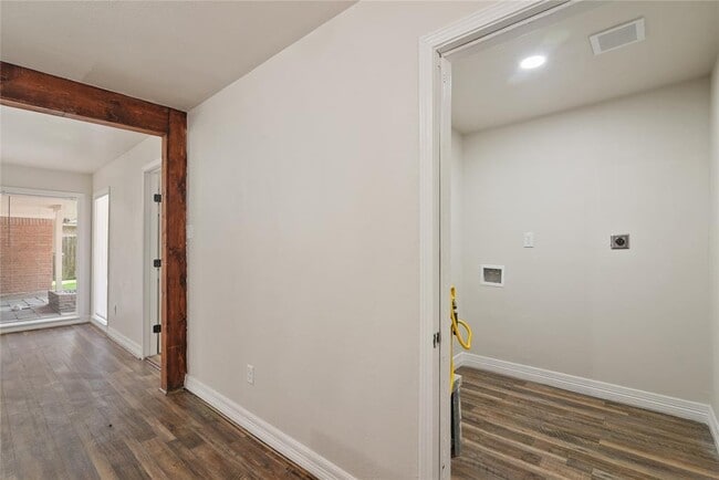 Building Photo - 1622 Hollow Hook Rd
