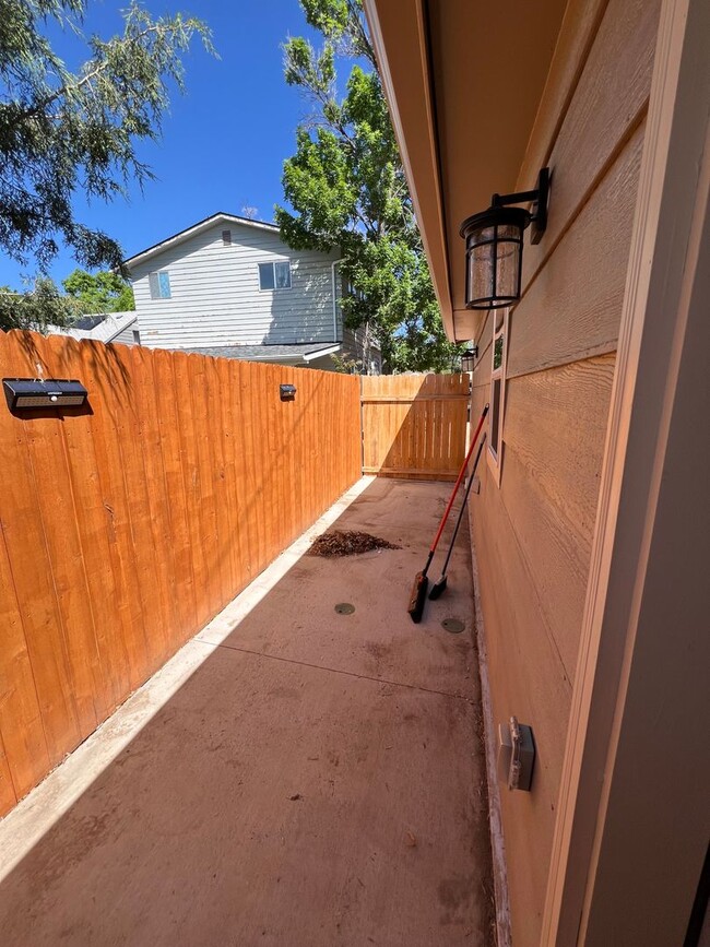 Building Photo - Newly Remodeled 1 Bedroom