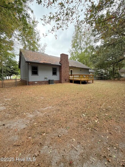 Building Photo - 107 E Baywood Ln