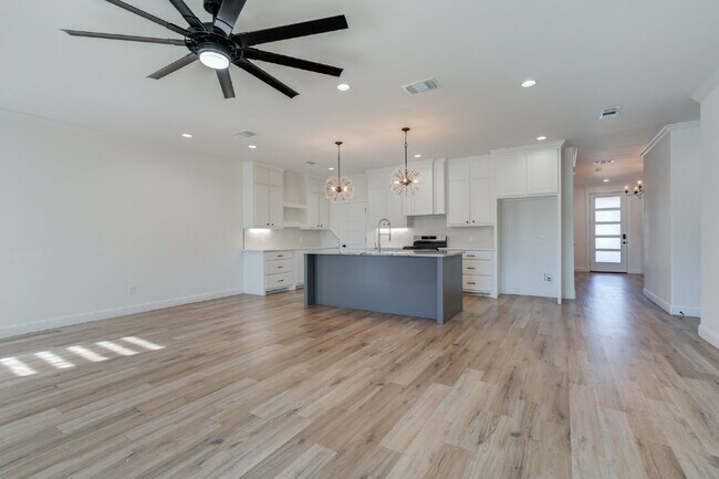 Building Photo - Custom built home in West Lubbock