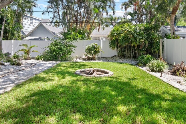 Building Photo - 759 Lantana Ave