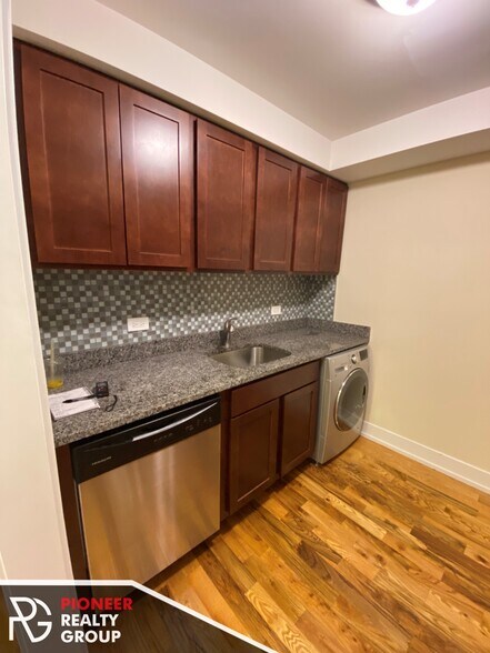 Building Photo - 563 W Arlington Pl