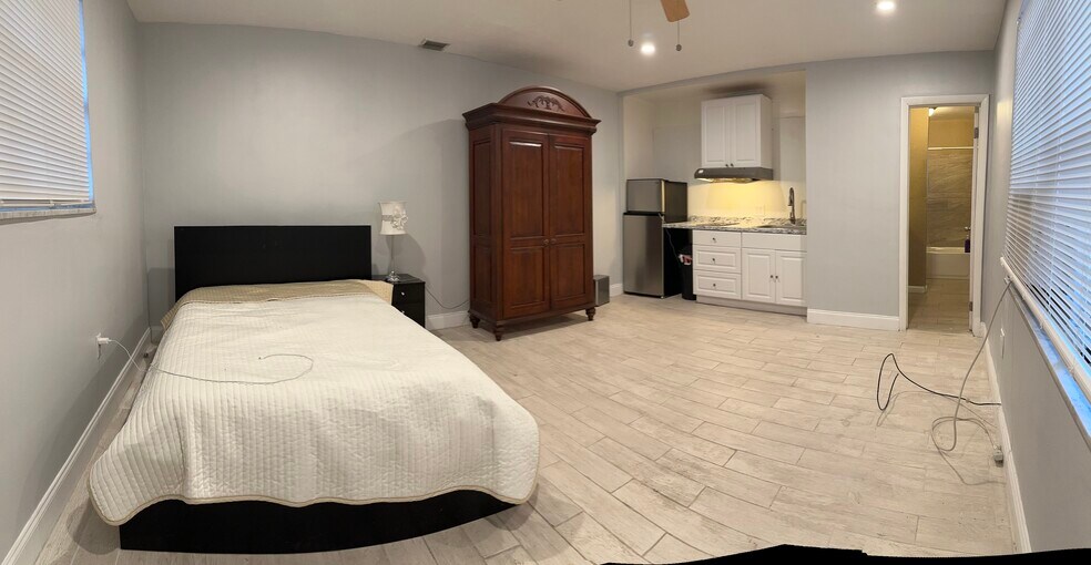 Building Photo - 880 NW 72nd Ter