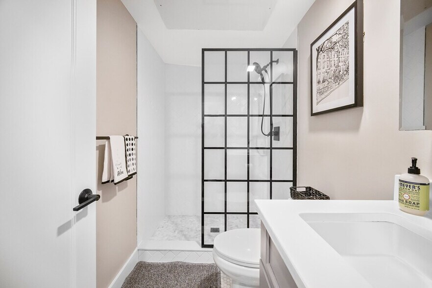 Building Photo - 472 Commercial St