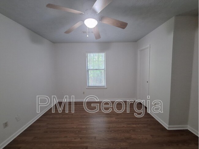 Building Photo - 6562 Carriage Ln