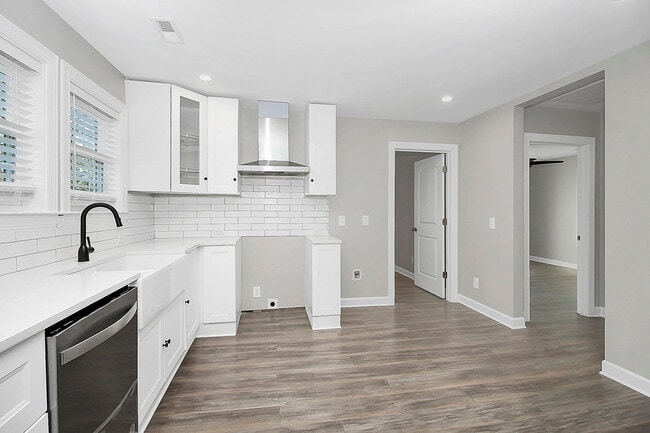 Building Photo - 4044 Dinglewood Ave