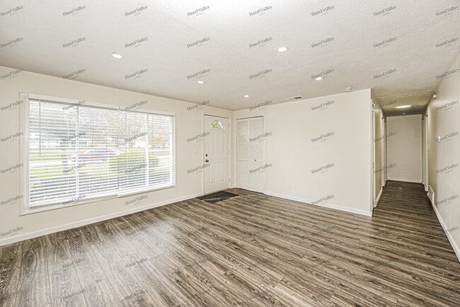 Building Photo - 9965 Crestwood Dr