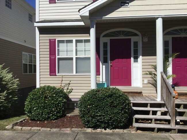 Building Photo - Beautiful Townhome in Tucker Creek