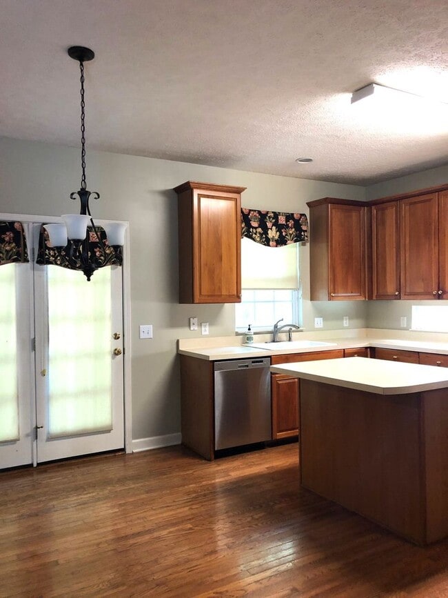 Building Photo - 4-Bedroom Home in Hendersonville!