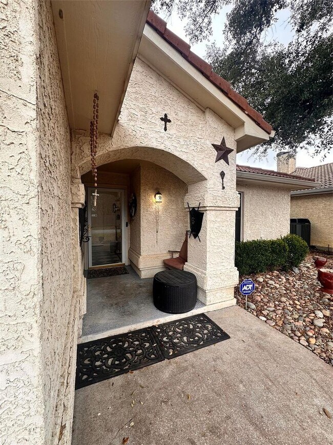 Building Photo - Stylish & Spacious 3-Bed Home