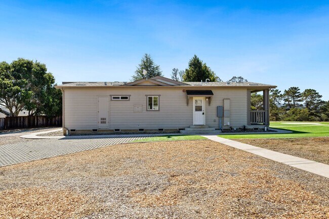 Building Photo - 517 Calabasas Rd