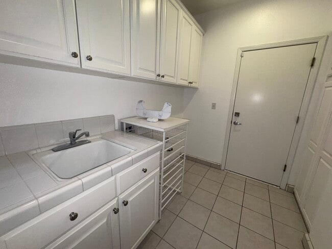 Building Photo - 553 W Fallbrook Ave