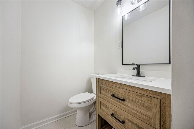 Building Photo - Updated 3 Bedroom Townhome