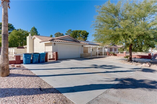 Building Photo - 2121 Rosanna St