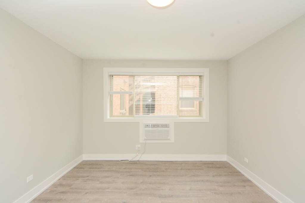 Building Photo - 447 W Surf St