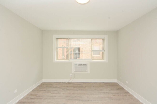 Building Photo - 447 W Surf St